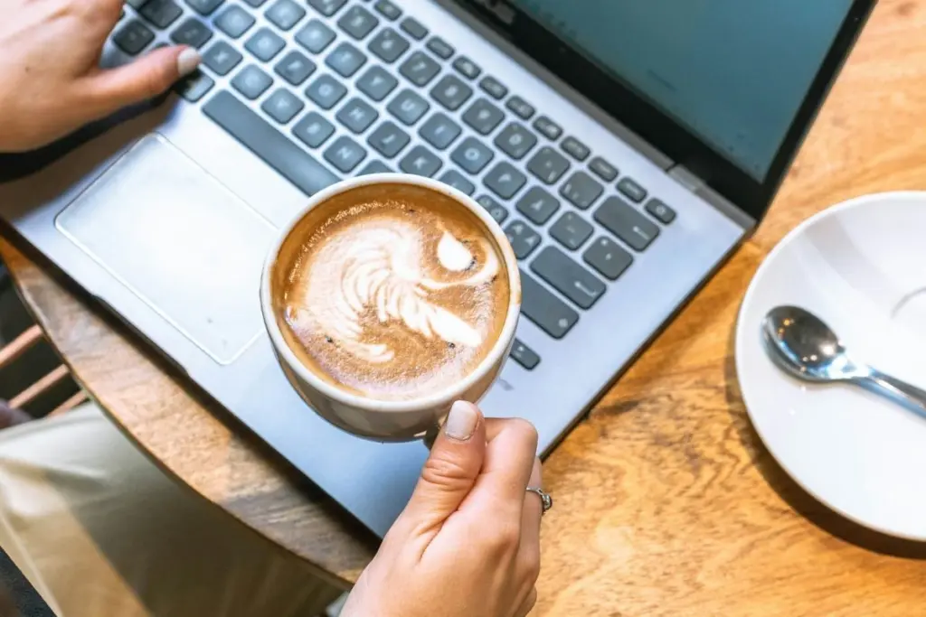 Tomoro Coffee yang mulai sepi saatnya belajar pada Kopi Kenangan yang makin ramai dikunjungi Mojok.co
