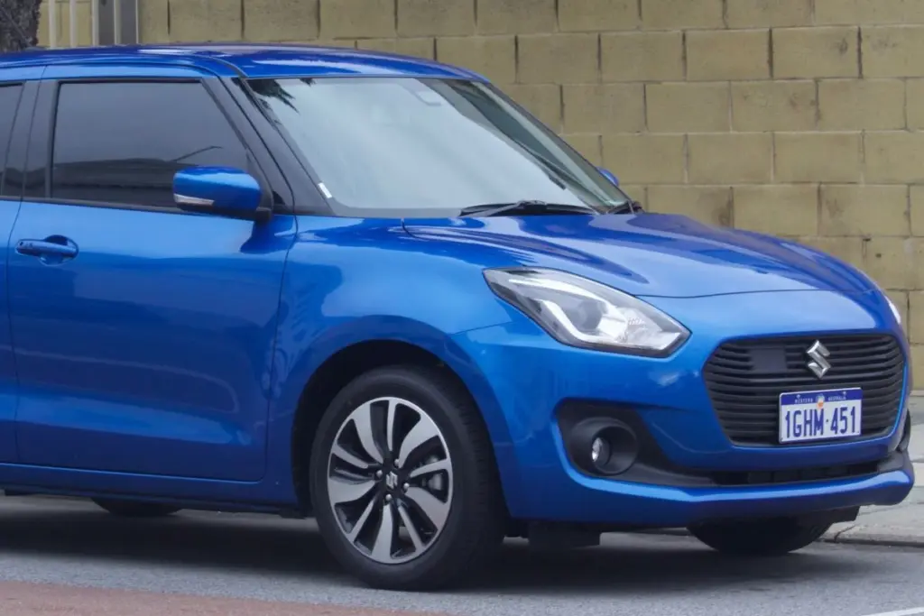 4 hal yang tidak terpikirkan sebelum "naik kelas" dari motor Honda Revo ke mobil Suzuki Swift Mojok.co