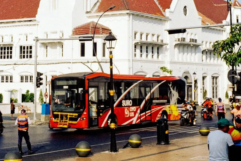 Surabaya mengajarkan saya cara berdamai dengan jalanan ruwet dan pengendara yang semrawut Mojok.co