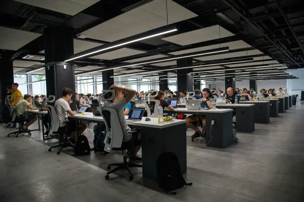 Saya pernah menyesal bekerja sebagai staff call center, tapi sekarang saya syukuri karena posisi ini paling dicari penyedia kerja