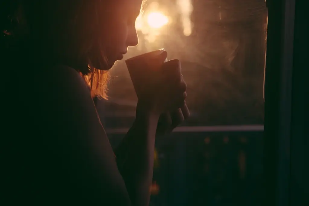 Coffee Shop makin ramai padahal ekonomi lagi nggak baik-baik aja, soalnya semua orang lagi stres!