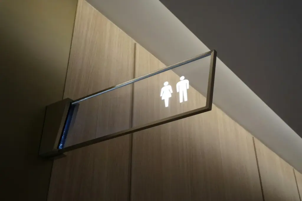 Penjaga toilet mall, profesi yang sering dipandang sebelah mata