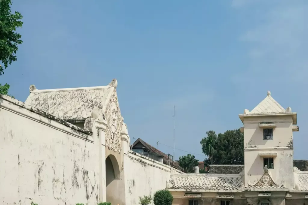 Membantah klaim Padepokan Malam Kliwon dan Mbak Ve: kalian bahas Tamansari atau ngehalu nih?