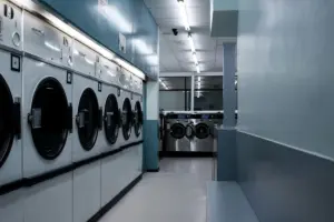 Laundry kiloan jauh lebih masuk akal ketimbang laundry self service, tinggal bayar, kelar