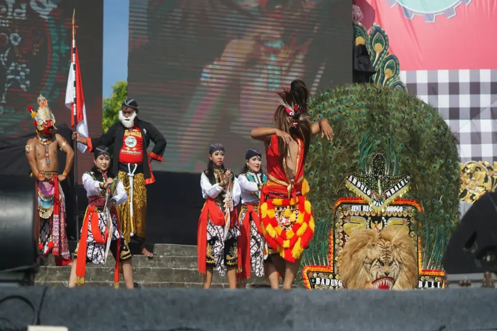 Menonton Reog Ponorogo itu bikin takjub sekaligus ngilu, hormat untuk pembarong dadak merak