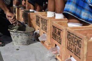 Mengapa Kita Harus Belajar Berpihak pada Aksi #DipasungSemen Ibu-Ibu Rembang