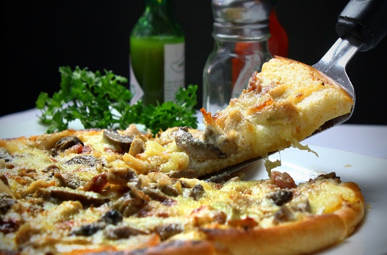 Persetankan Pizza Kedaluwarsa, Mie Ayam dan Saos Abal-Abal adalah Harga Mati!