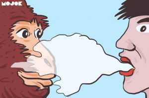 Netizen Marah, Ada Kera yang Disemprot Asap Vape