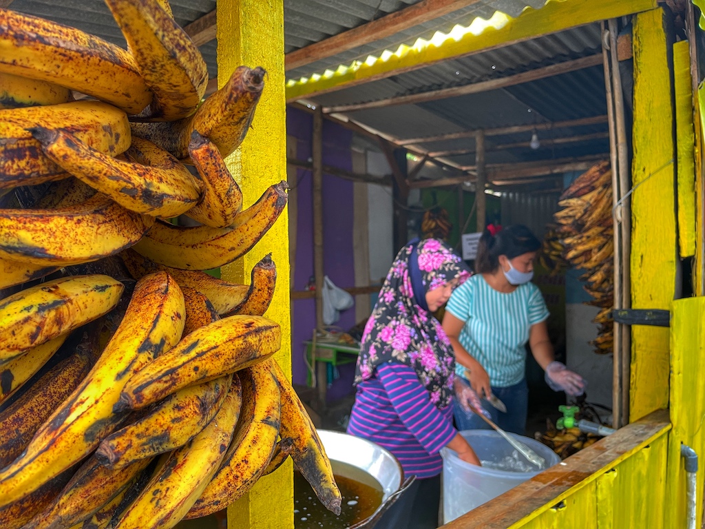 Baru dua tahun, pisang goreng Pak Gembor memiliki 4 cabang. Foto oleh Puthut EA/Mojok.co