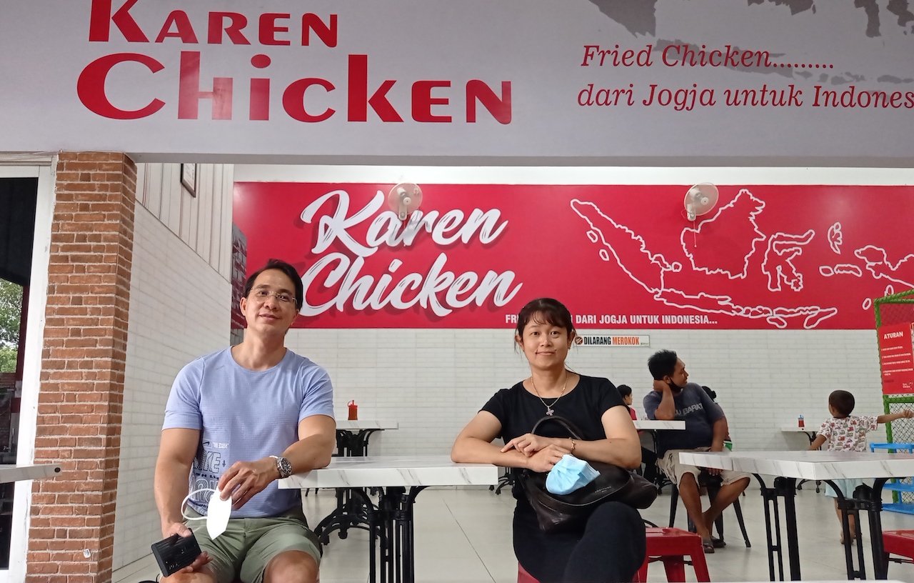 Kunardi Sastrawijaya dan Aurora Sri Rahayu, pendiri dan pemilik Olive Fried Chicken. Foto oleh Agung Purwandono/Mojok.co.
