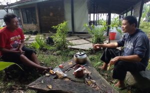Pak Lim berbincang dengan Mbah Nan membicarakan tentang pangan di Dusun Cancangan.