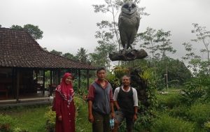 Pak Lim bersama dua tamu yang datang ke Konservasi Burung Hantu di Cancangan. 