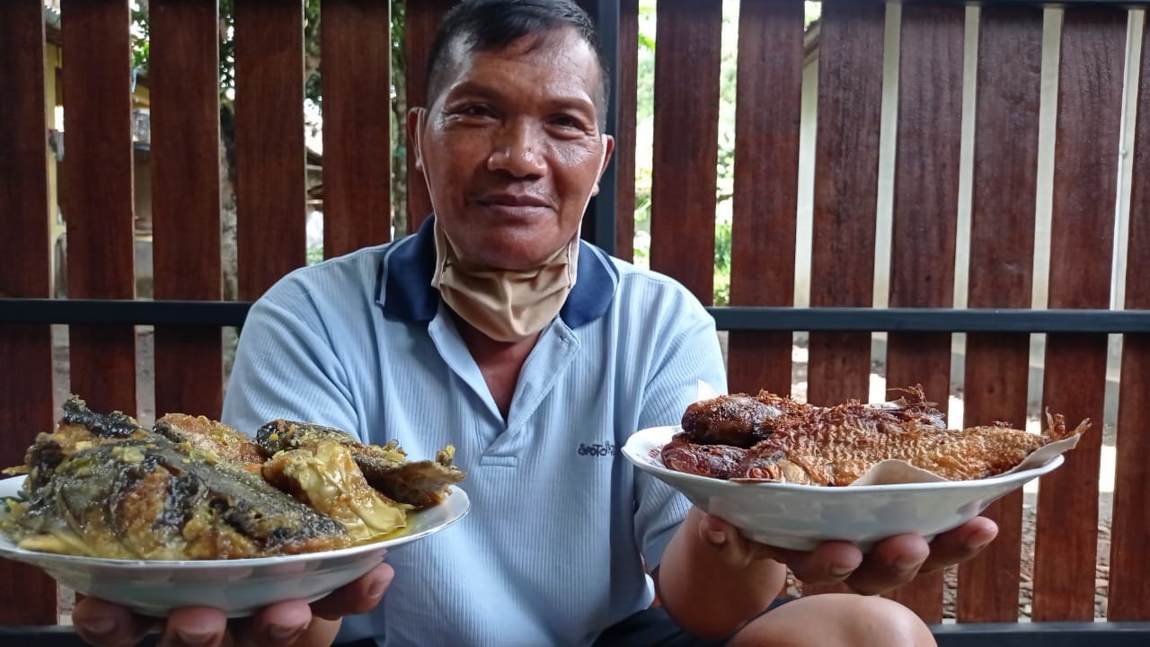 Pak Sukro dengan mangut beong dan baceman bader. (Apw)