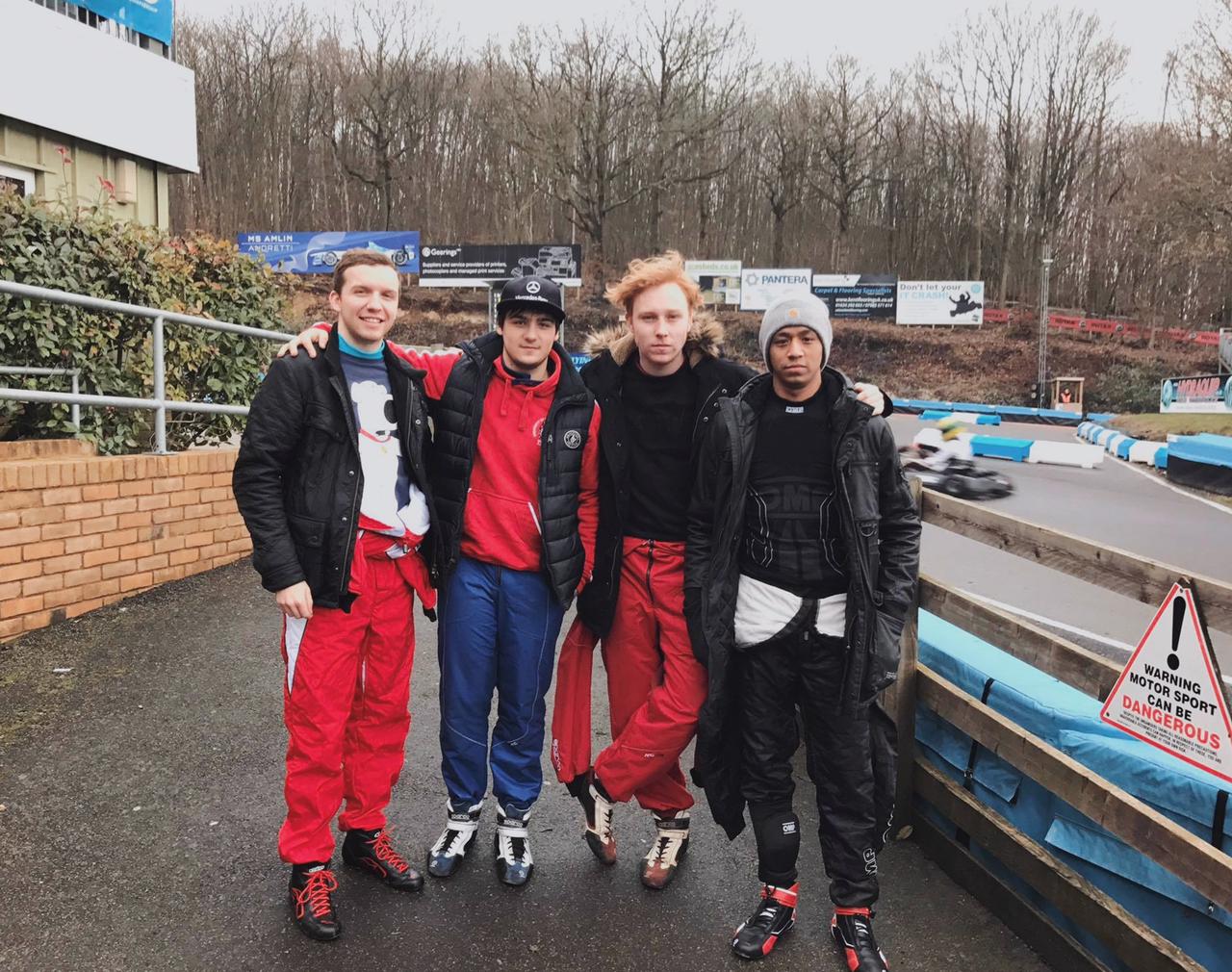 Marrel bersama teman-teman klub balapnya di Inggris