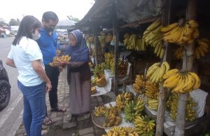 Mbah Manto melayani pembeli pisang di lapaknya depan RS Grahasia, Pakem. Foto oleh Agung PW/Mojok.co