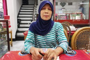 Ernita Munar, pemilik RM Padang Sabananyo. Foto oleh Chandra Wulan/Mojok.co