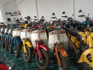 Pak Handoko mengumpulkan motor-motor tua agar tidak lari ke luar negeri. Foto oleh Riyanto/Mojok.co
