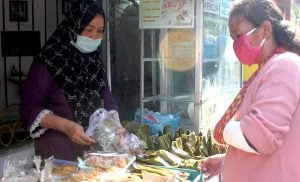 Salah seorang penjual takjil di Pasar Ramadhan Jogokariyan melayani pembeli. Foto oleh Brigitta Adelia/Mojok.co