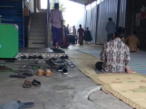 Pulang paling akhir di masjid, potensi sandalnya hilang lebih tinggi. Foto oleh Riyanto/Mojok.co