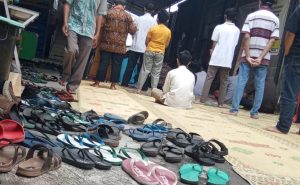 Sandal hilang di masjid jadi fenomena yang terus terjadi. Foto oleh Riyanto/Mojok.co
