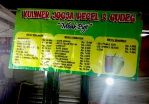 Daftar menu makanan di penjual pecel di Malioboro. Foto oleh Riyanto/Mojok.co