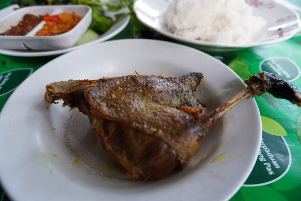 Menu bebek goreng Pak Umar Plenteng