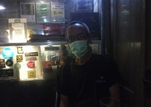 Pak Sasongko di warung kopinya. Riyanto/Mojok.co