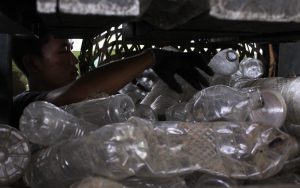 Sampah dari botol plastik sedang disiapkan untuk dipres. Foto oleh Sarwo Sembada/Mojok.co