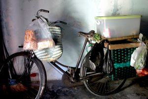 Sepeda onthel yang selalu digunakan Pak Jo untuk jualan. Foto oleh Brigitta A/Mojok.co