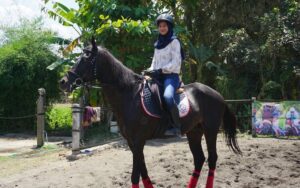 Hobi berkuda, Astri Arusya Cahyaningrum rutin berlatih. Dok. Unit Berkuda UGM