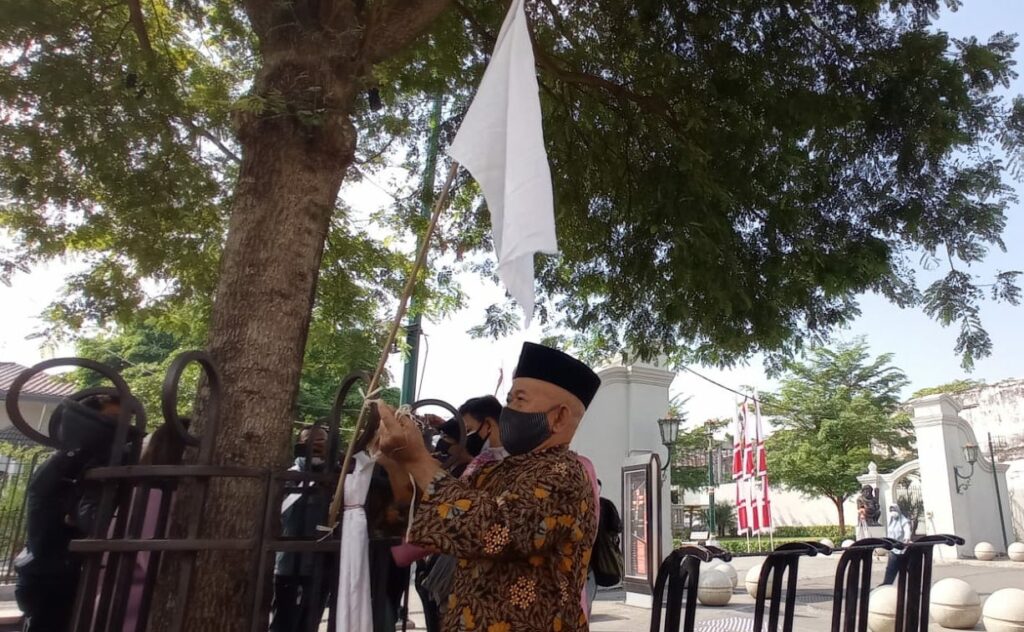 Bu Sani, Bendera Putih dan Pasrahnya Pedagang Malioboro