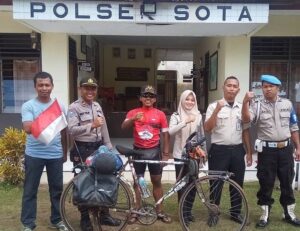 Nur Kholis mampir di salah satu kantor polisi saat melakukan ekspedisi dengan sepeda. Foto dok. Nur Kholis.