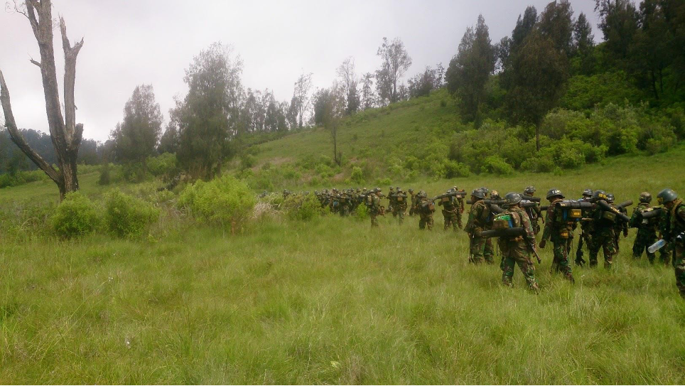 Rombongan anggota TNI sedang pelatihan di Gunung Argopuro.