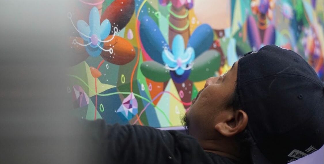 Kenalan Sama Profesi Art Handler yang Perannya Krusial di Balik Pameran Seni