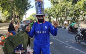 100 Jersey Bola Menemani Pakde Bonek Bekerja di Jalan Raya
