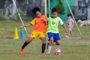 Dua anak berebut bola saat mengikuti seleksi Mataram Utama Football Academy. Foto oleh Puguh Yuswantoro/Mojok.co