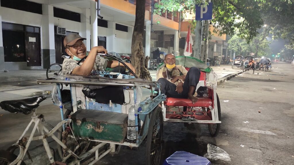 Jangan Salah, Tukang Becak di Surabaya itu Kaya!
