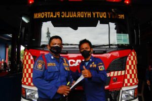 24 Jam Bersama Damkar Jakarta Timur yang Viral karena Evakuasi Kartu ATM mojok.co