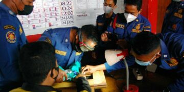 24 Jam Bersama Damkar Jakarta Timur yang Viral karena Evakuasi Kartu ATM mojok.co