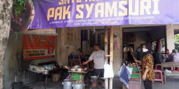 Sate Kambing Pak Syamsuri dan Honda Jazz yang Membuatnya Makin Laris