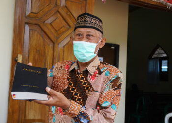 Songkok dan Alkitab Bahasa Madura Mojok.co