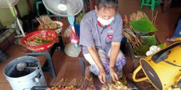 Sate Kelopo Ondomohen Surabaya, Sejak 1945 dan Alasan Semua Karyawannya Perempuan