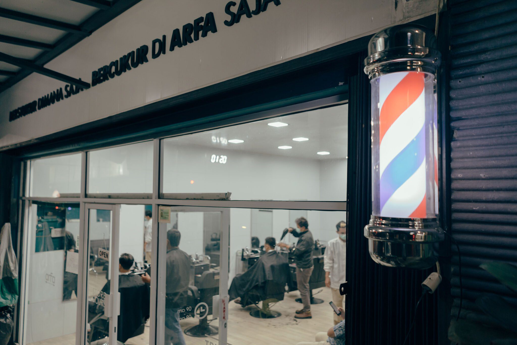 Tukang Cukur Tradisional Vs Barbershop: Beda Kelas, Beda Kualitas?