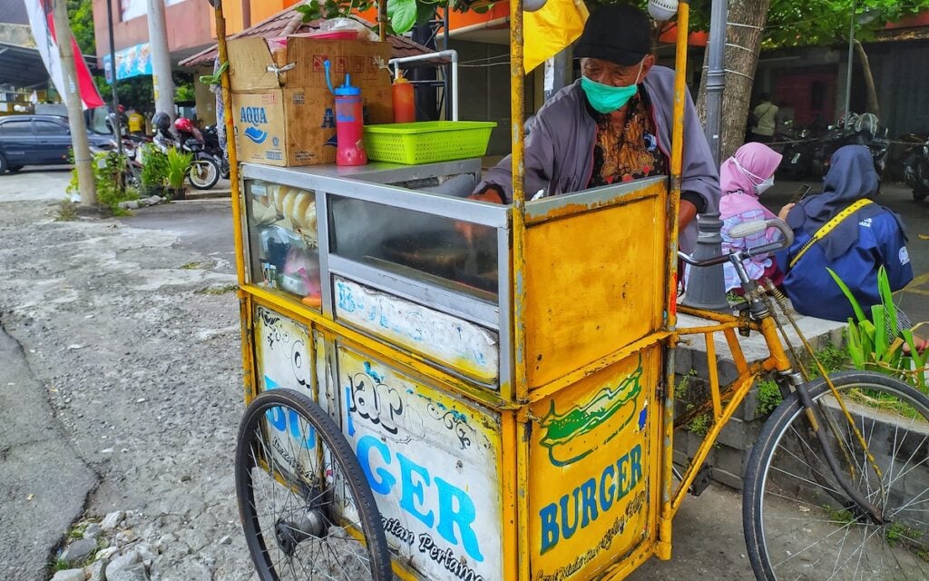 Cerita di Balik Mbah Wahadi yang Jualan Burger Dinar dengan Sepeda