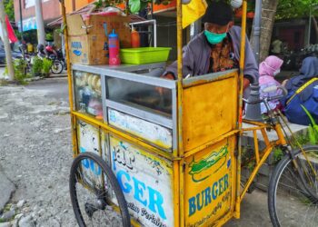 Cerita di Balik Mbah Wahadi yang Jualan Burger Dinar dengan Sepeda