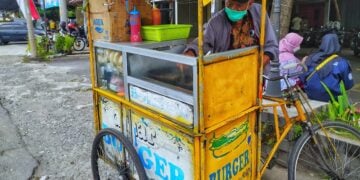 Cerita di Balik Mbah Wahadi yang Jualan Burger Dinar dengan Sepeda