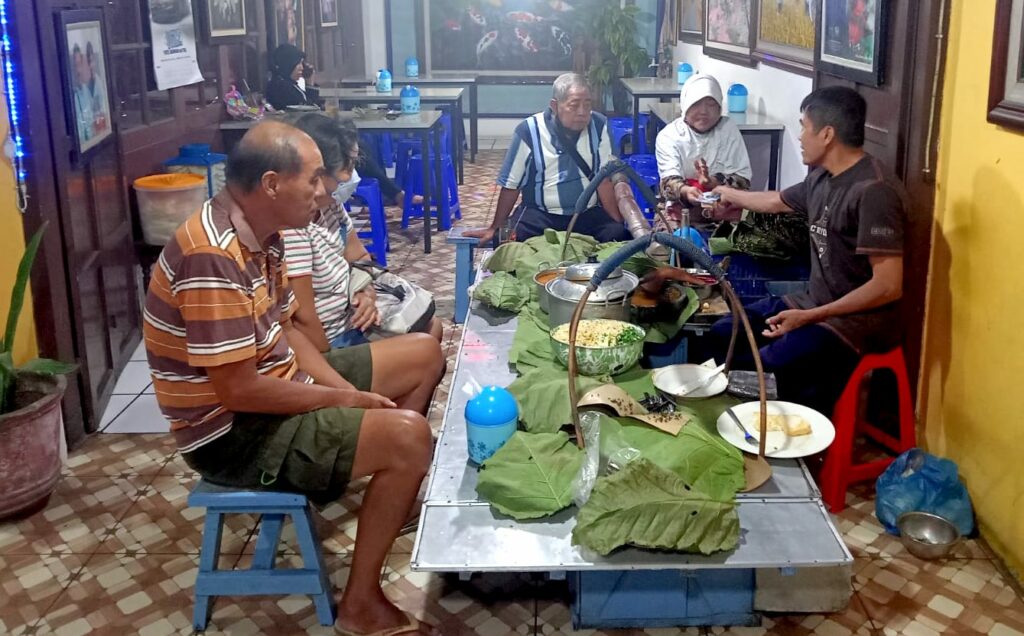 Warung Sate Crepeh Tenda Biru Rembang, Ketiban Hoki Desy Ratnasari