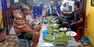 Warung Sate Crepeh Tenda Biru Rembang, Ketiban Hoki Desy Ratnasari