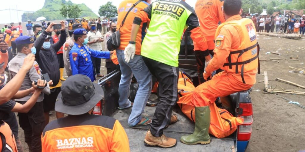 korban teseret ombak di pantai payangan mojok.co
