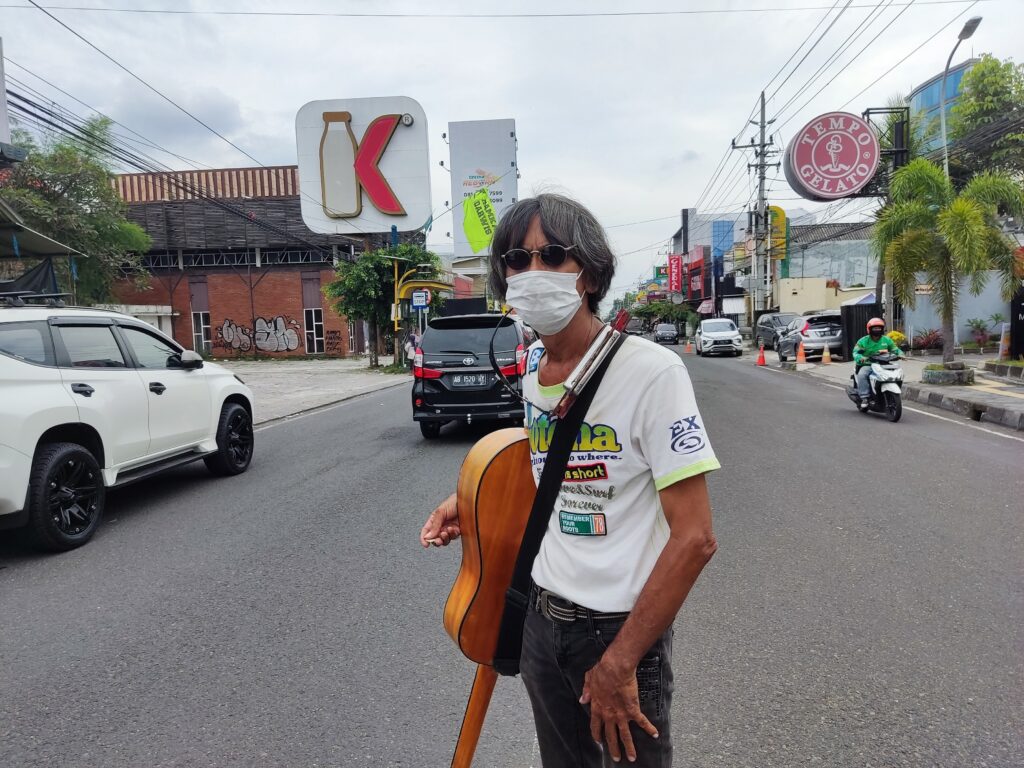 pieter lennon di jalan kaliurang mojok.co